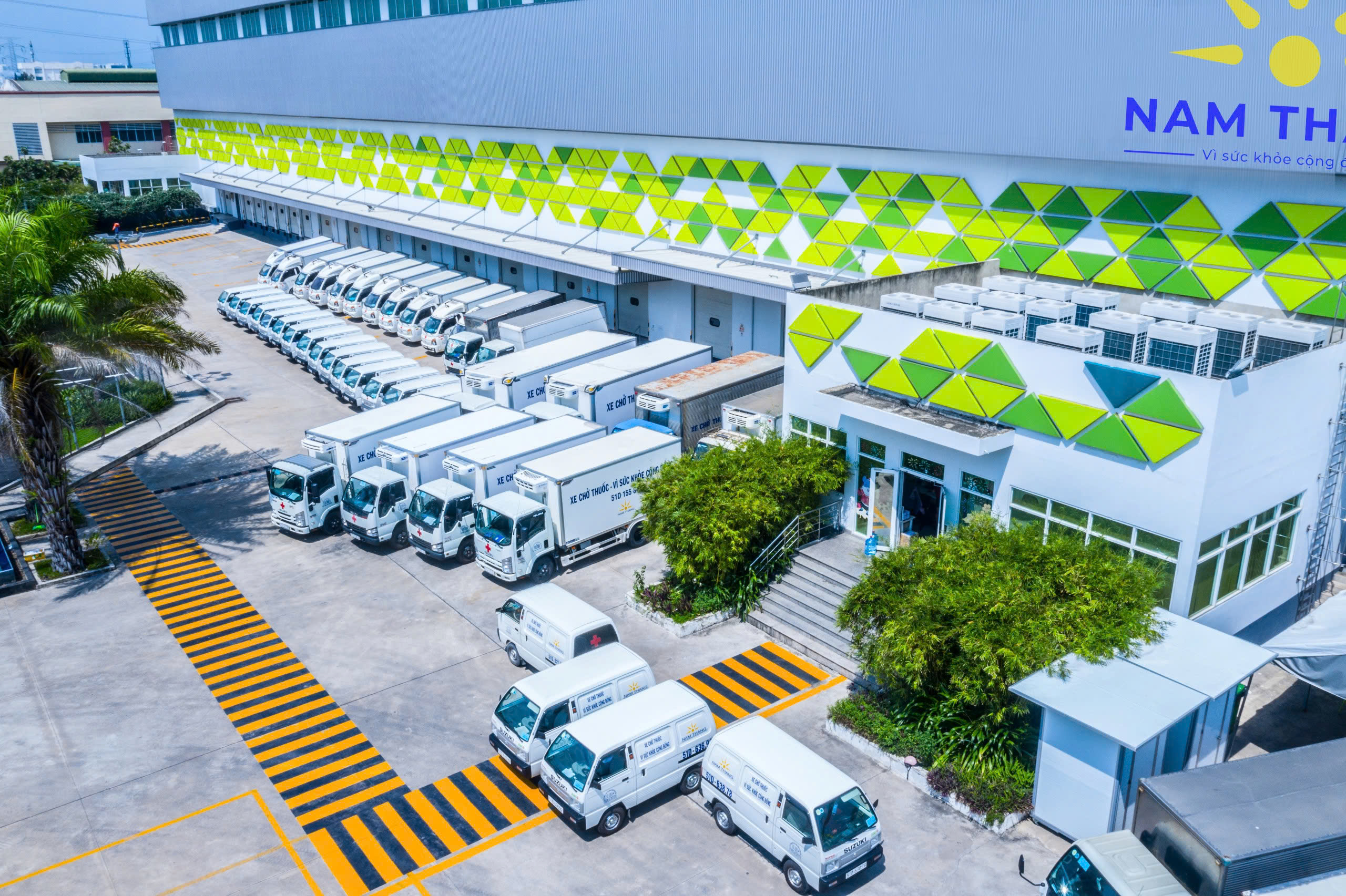 So Sánh Giữa Dịch Vụ Vận Tải Dược Trong Nước Và Quốc Tế